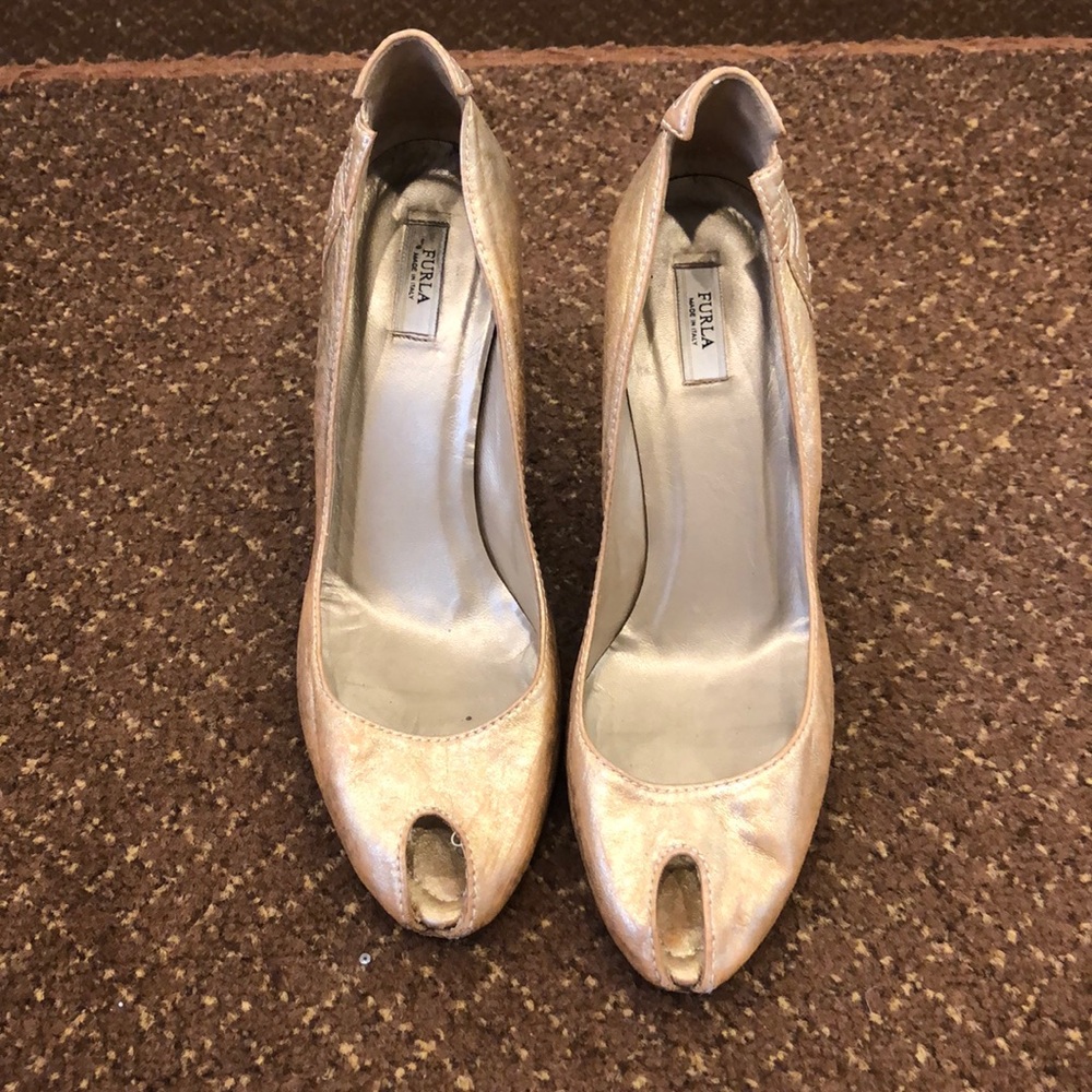 Furla- peep toe gold leather shoe. Preloved